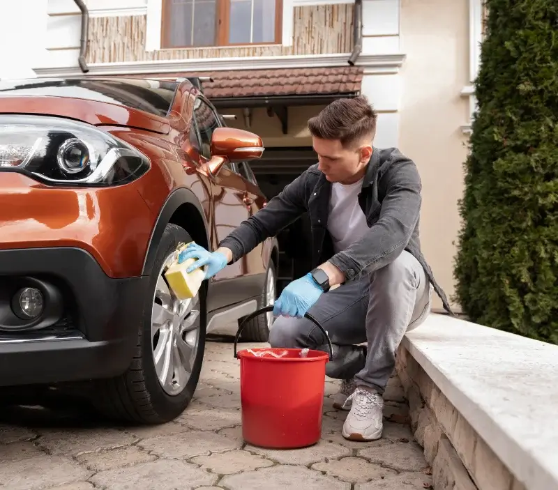 Lavage auto à domicile Chevillon-sur-Huillard : professionnel intervenant sur un véhicule